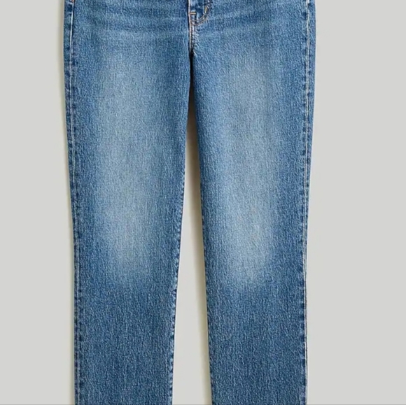Madewell  Curvy straight jeans. - Picture 2 of 5